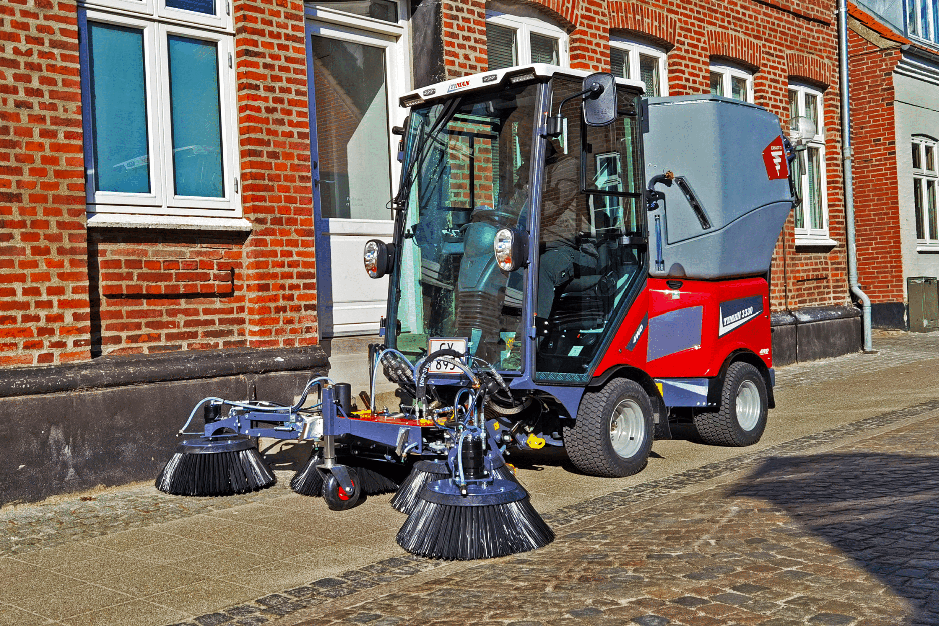 Timan 3330 toolcarrier sweeping road